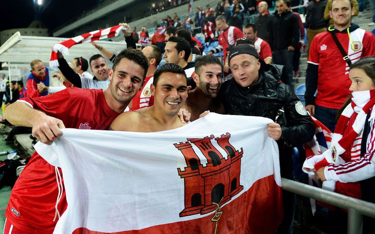 Gibraltari jalgpallikoondislased koos fännidega rõõmustamas pärast 0:0 viiki Slovakkiaga. Hüüdnime «Team 54» kandvast Gibraltarist sai mullu UEFA 54. liige.