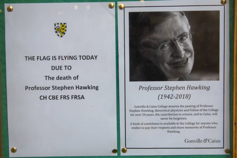 Stephen Hawkingi mälestusstend Cambridge'i Ülikoolis.