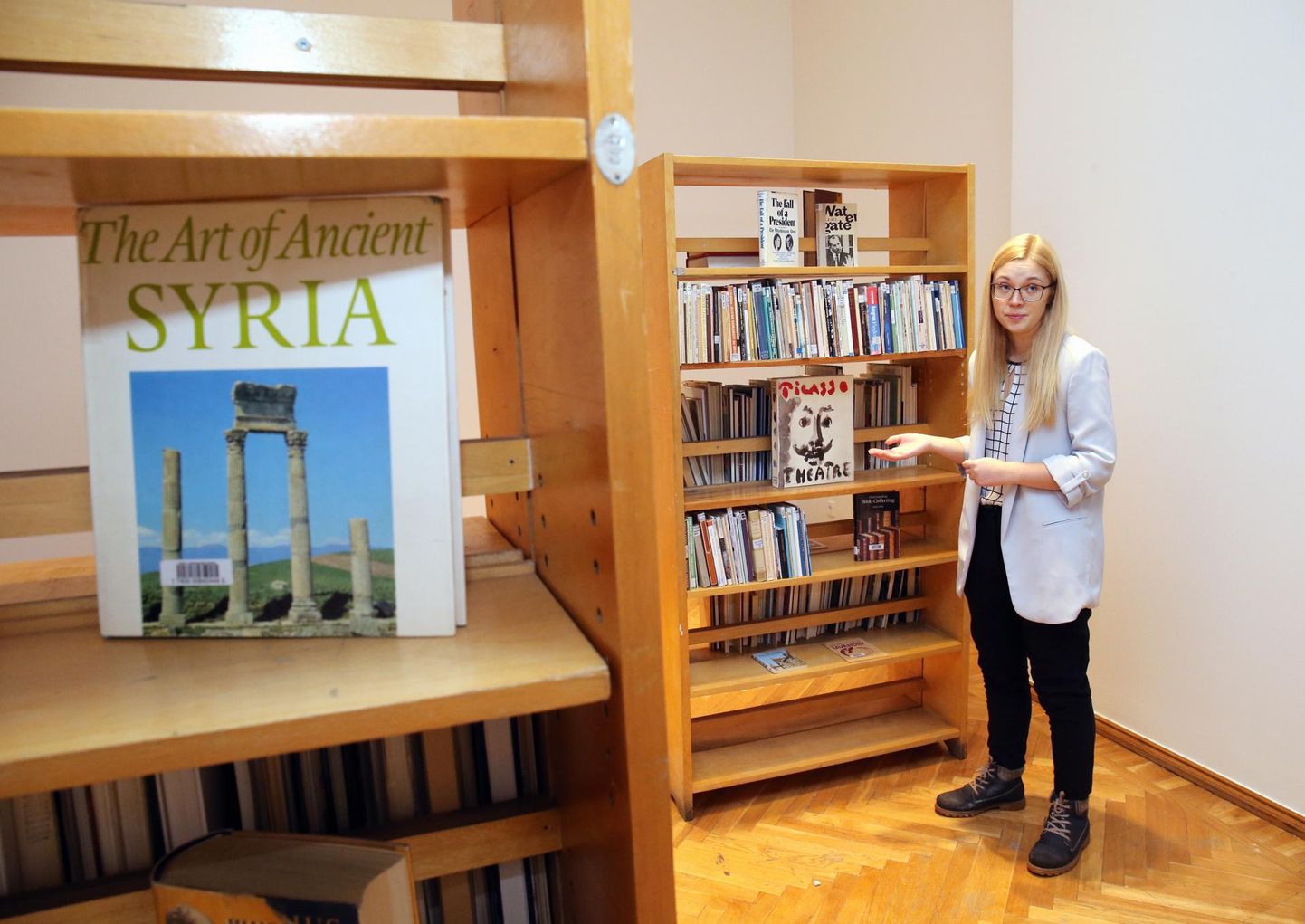 Näituse «Lugusid kuulumisest» üks kuraatoreid Hanna-Liis tutvustas Kont Meriç Algüni installatsiooni «Laenutamata raamatute kogu».