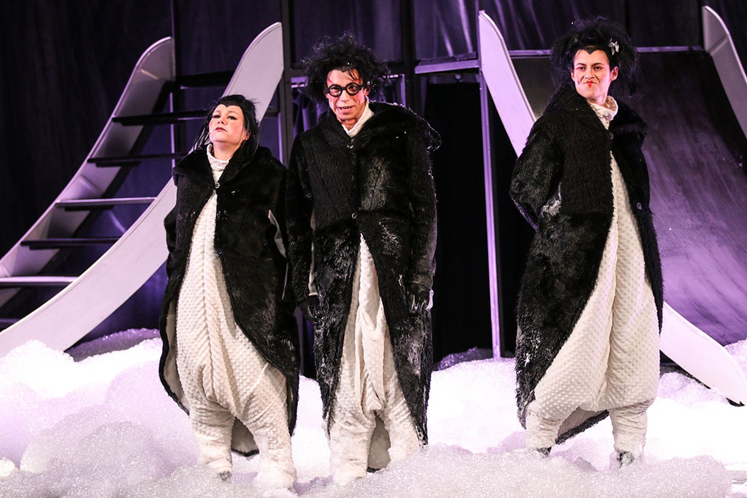 Kata-Riina Luide, Ringo Ramul ja Ilo-Ann Saarepera kehastavad pingviine, kes peavad kolmekesi kahe piletiga Noa laevale pääsema.