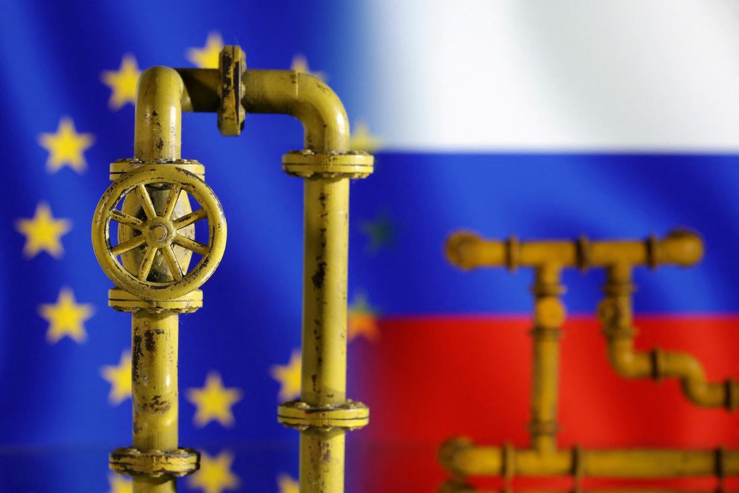 Еврокомиссия предупреждает, что поставки российского газа в Европу будут продолжать сокращаться.