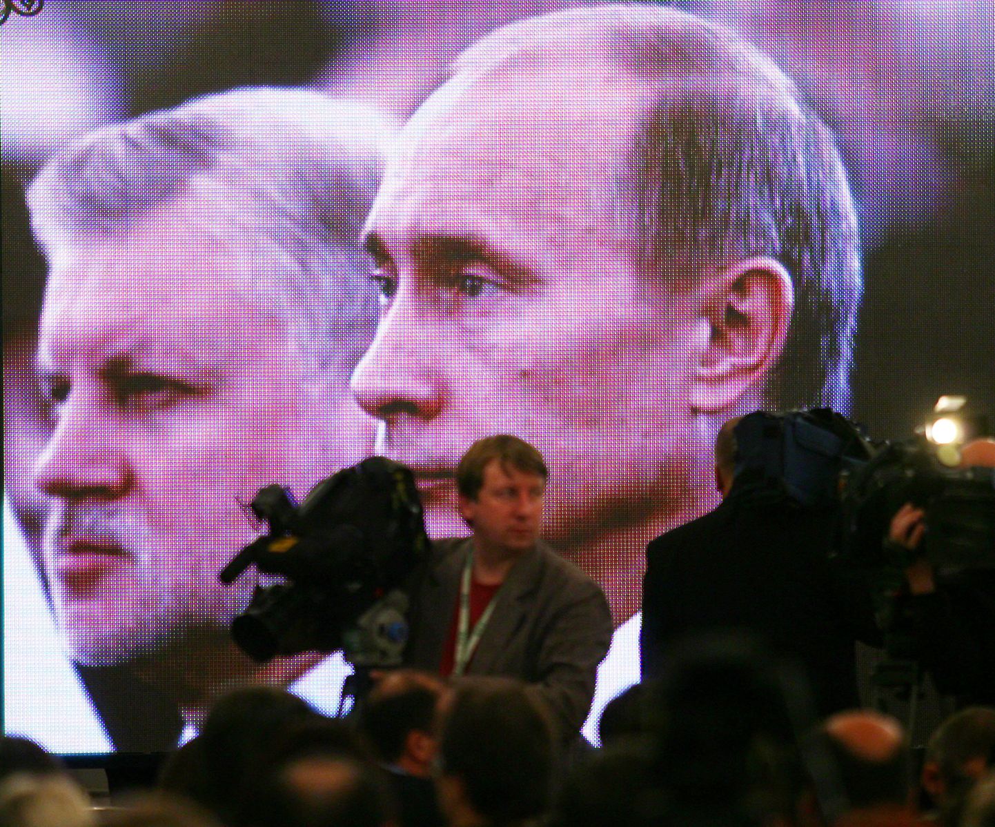 Kremli saali suurel ekraanil võis näha presidendi sõnavõttu kuulamas ka praegust peaministrit Vladimir Putinit, kes kolmandat korda järjest riigipeaks kandideerida ei tohtinud.