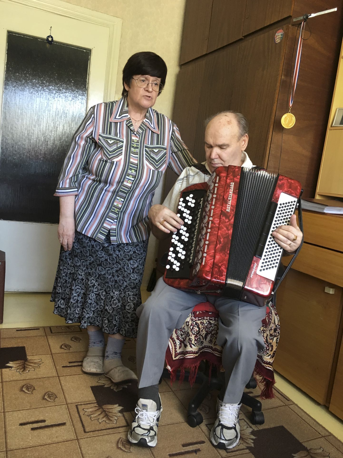 Sedasi magamistoa ukse ees seistes salvestavad Marju Sats ja Jaan-Eevart Nõges oma muusika­materjali.