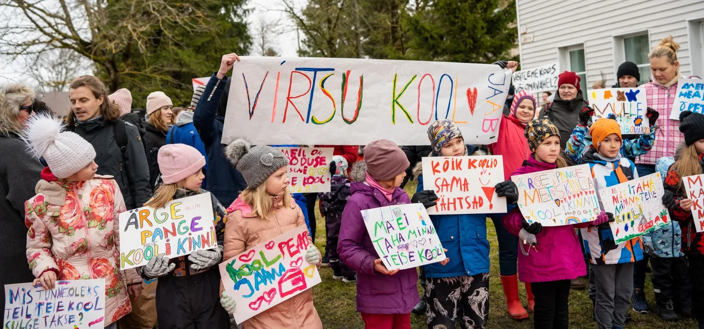 Lääneranna väikekoolide lapsevanemad ja lapsed avaldasid 24. märtsil Lihulas volikogu istungi toimumise päeval koolide kärpimise ja sulgemise vastu meelt, volikogu tegi sellegipoolest vastupidise otsuse.