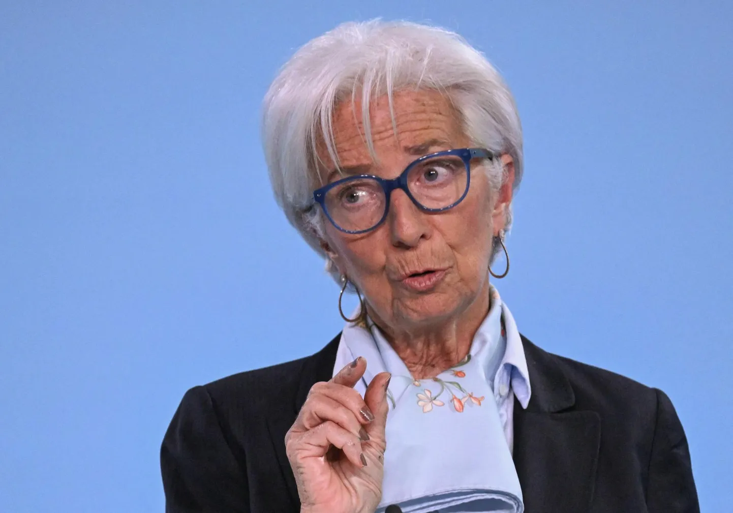 Euroala liigub kaheprotsendilise inflatsiooni poole väga lühikeste sammudega ja Christine Lagarde'i juhitav Euroopa Keskpank peab intressilangetustega ettevaatlik olema.