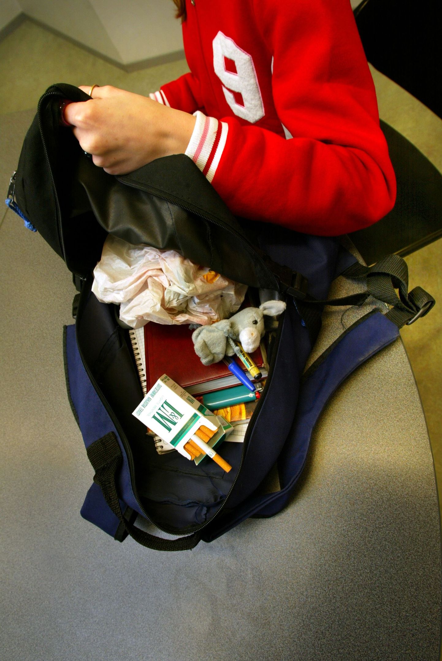 Nii mõnegi õpilase kotis on lisaks õpikutele ka suitsupakk.