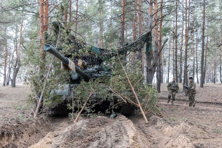 Украинские танки на позициях в Кременских лесах.