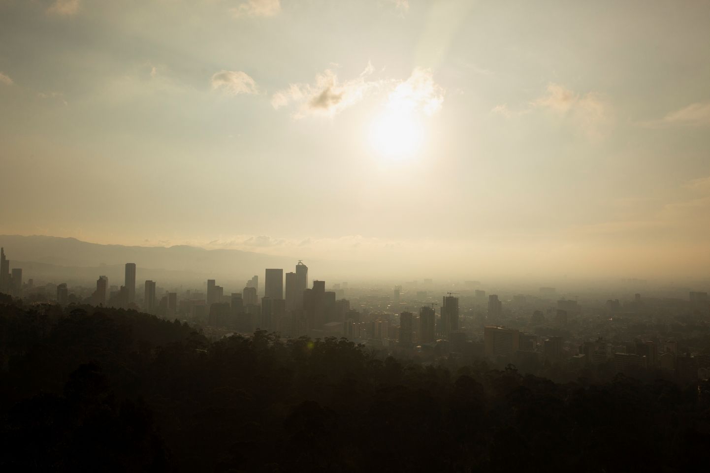 Skats uz Kolumbijas galvaspilsētu Bogotu, ko klāj meža ugunsgrēku radītais smogs