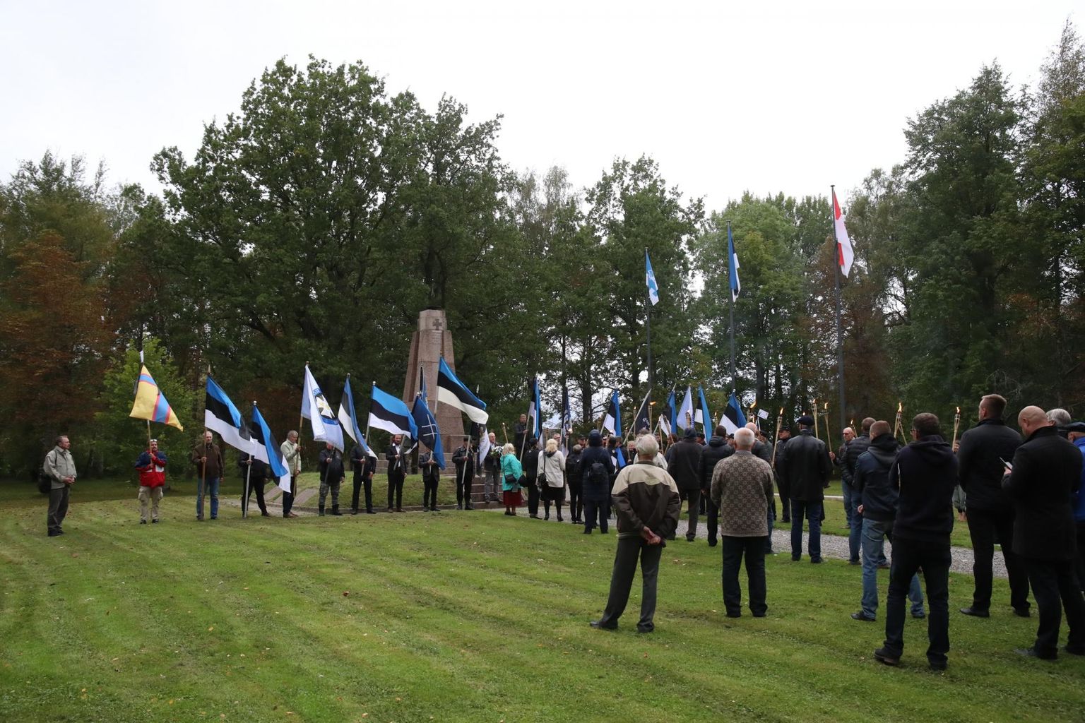 Madissoni mõttekaaslased korraldasid Lihulas Vabadussõja mälestussamba juures kõnekoosoleku.
