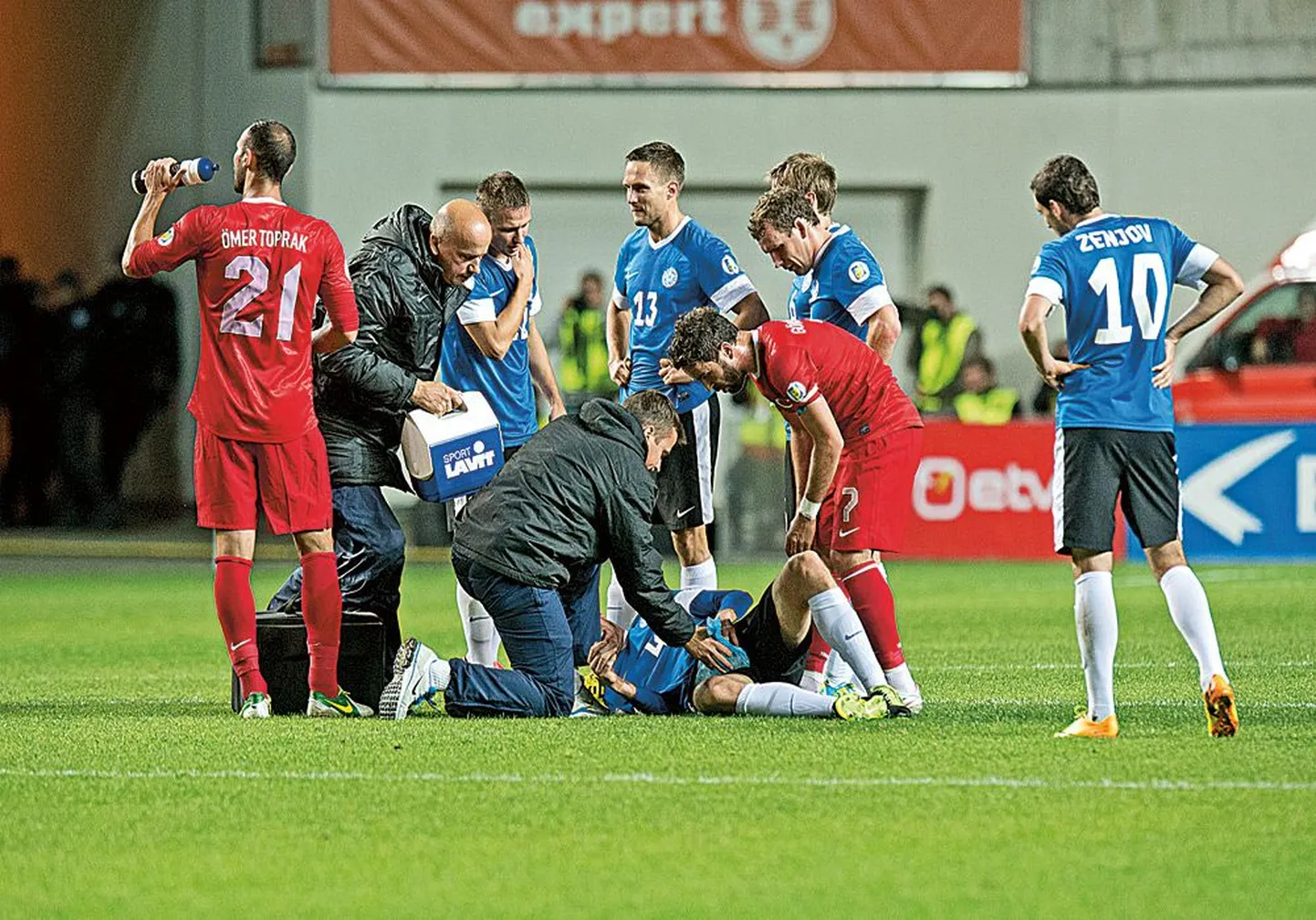 На 34-й минуте матча с Турцией Райо Пийроя (лежит) получил травму.
