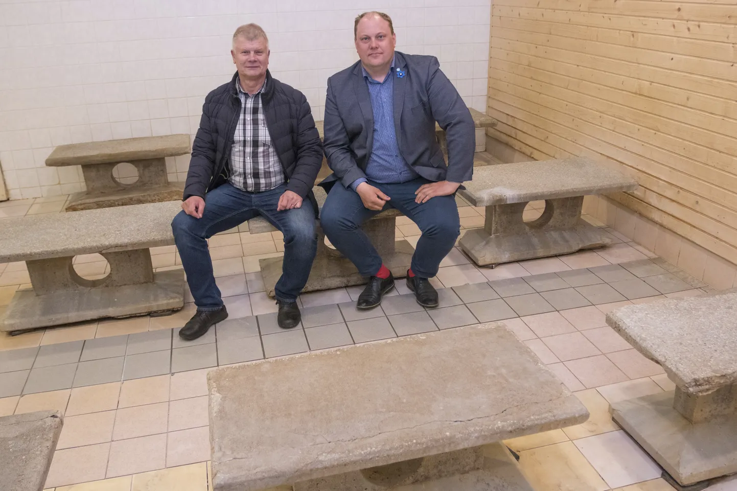 Viljandi linnasauna betoonist istepingid tuleks terviseameti soovitusel välja vahetada, sest need on lagunenud ning neid on seetõttu raske puhastada. Viljandi kinnisvara haldusameti juhataja Andres Mägi (paremal) ütles, et vajalik 5000 eurot uute pinkide tellimiseks on olemas. Pesueksperdi juht Tiit Jürmann lausus, et see on saunale suur investeering.