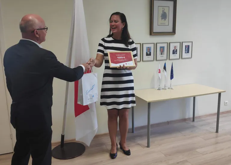 Pärnu haiglast võttis sümboolse tšeki vastu sealne kommunikatsioonispetsialist Margit Suhhostavets.