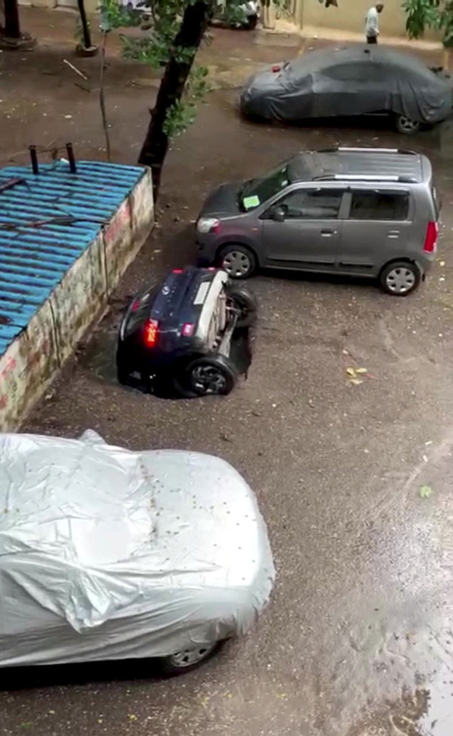 Mumbais maa alla vajuv auto.