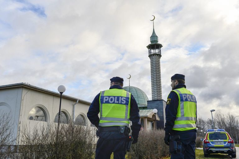 Policemen stand outside  a mosque in Uppsala on January 2, 2015. The mosque suffered a firebomb attack on January 1, one of three arson attacks targeting the muslim community in Sweden since Christmas Day.  AFP PHOTO / TT NEWS AGENCY / ANDERS WIKLUND +++SWEDEN OUT