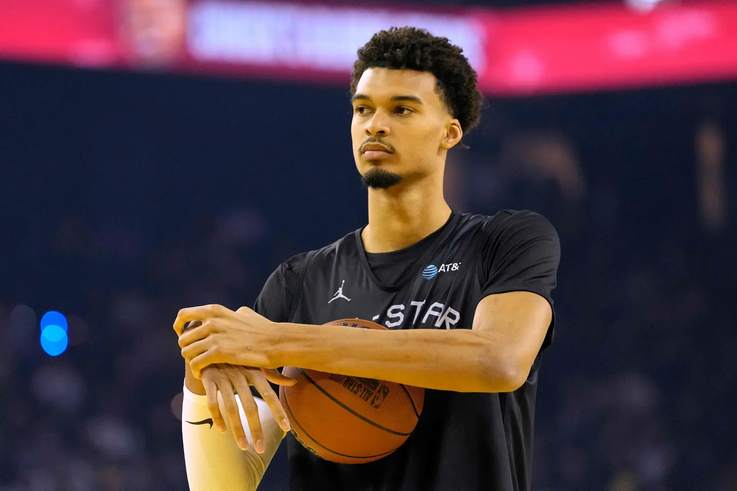 NBA jaunā zvaigzne Viktors Vembanjama