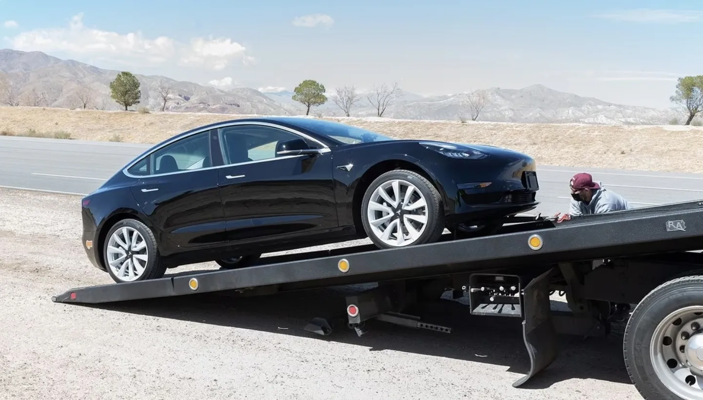Tesla omanikku võib oodata ebameeldiv üllatus: garantiiremondi asemel saadetakse talle kopsakas arve – selgub, et läbisõidugarantii kilomeetrid on ootamatult ületatud.