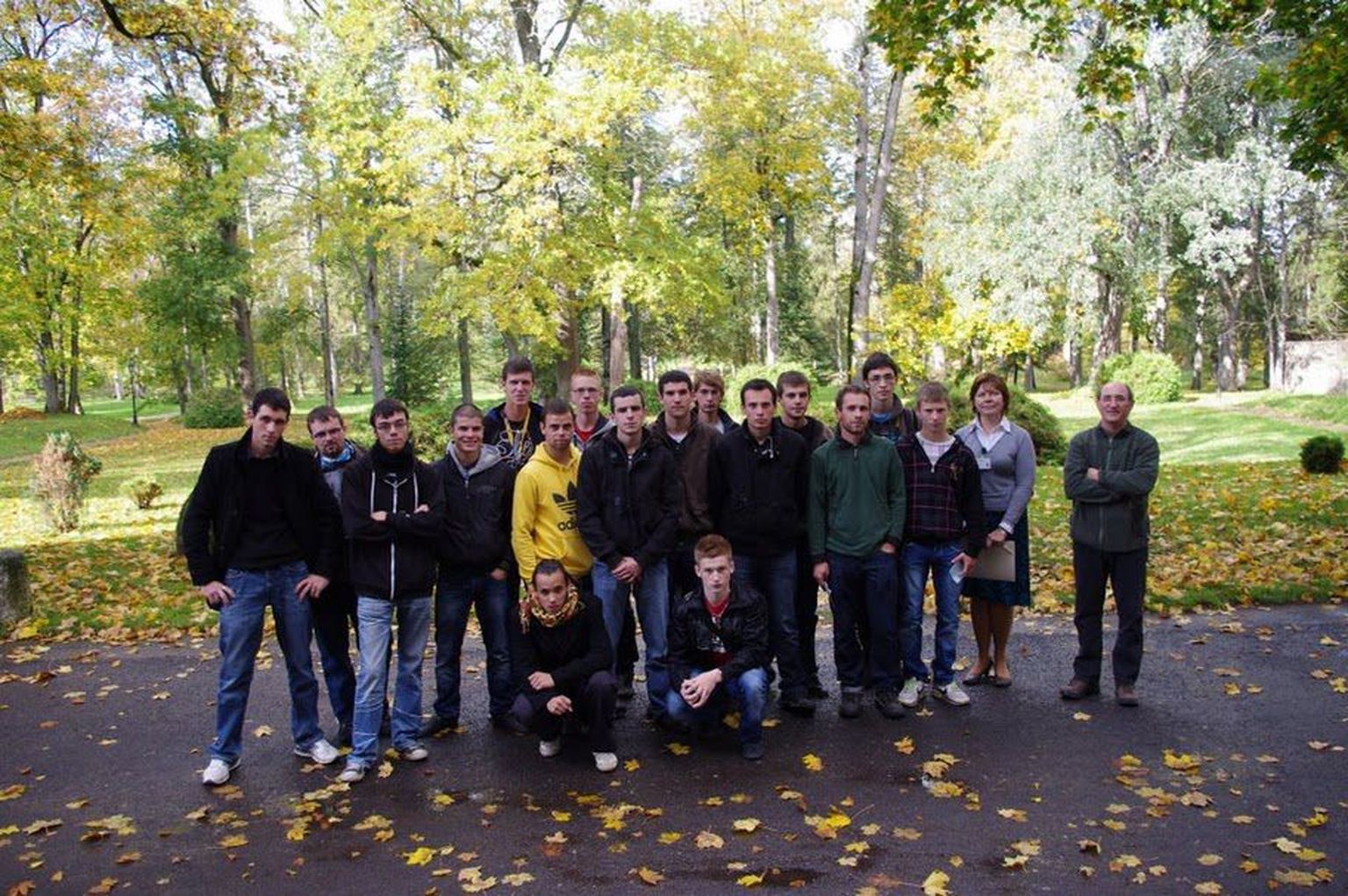 Prantsuse metsandusõpilased on Pärnumaal Voltveti koolituskeskuses praktikal.