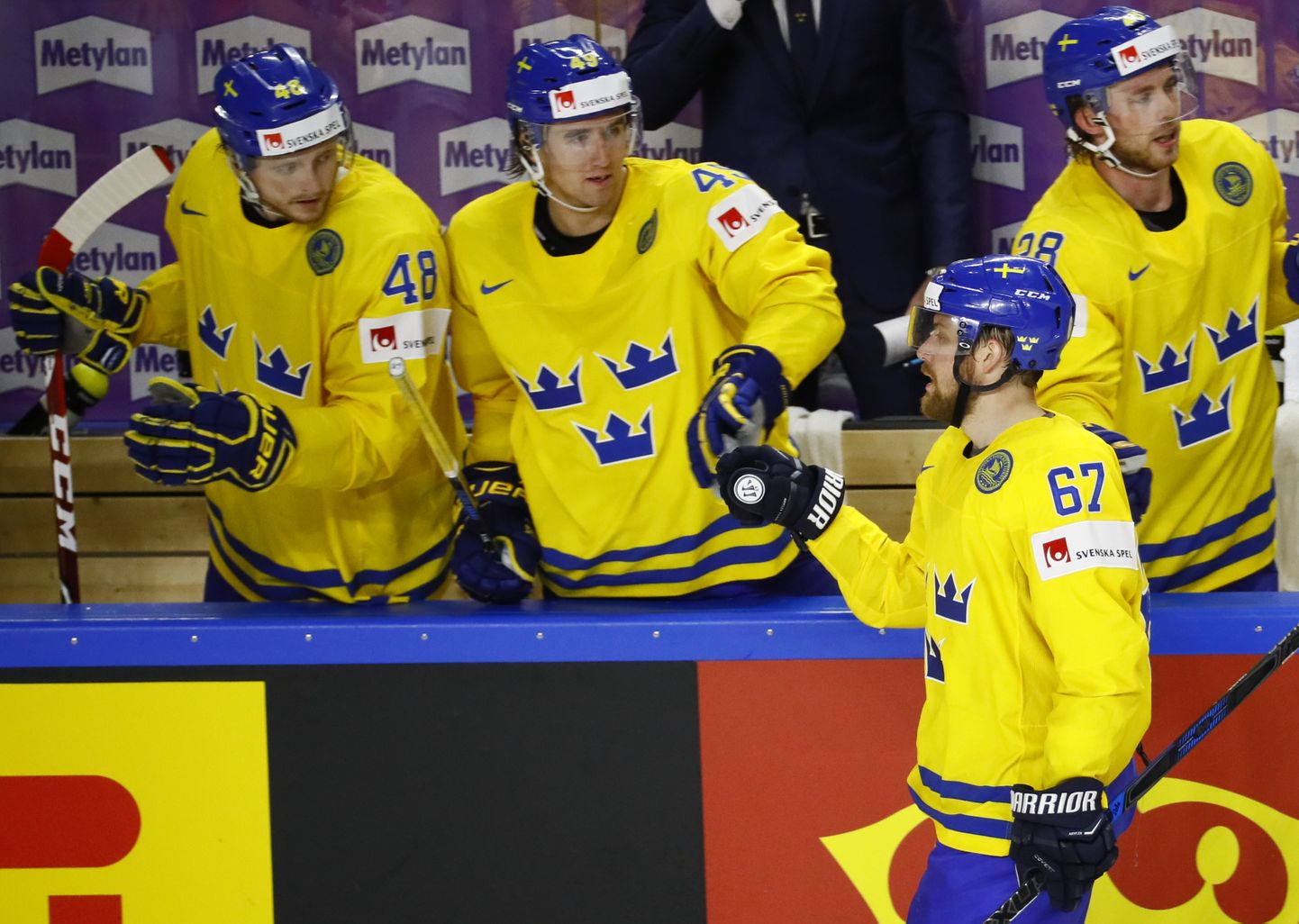 Rootsi koondiseski mänginud Ufa Salavat Julajevi hokitäht Linus Omark (nr 67) lasi koos nelja sõbraga Venemaalt jalga.