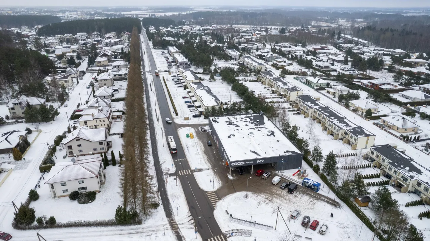 Ihastes Kasesalu teel jääb ühele poole Tartu linn ja teisele poole teed Luunja vald. Ka Ihaste Coop kuulub Luunja valda Veibri külla.