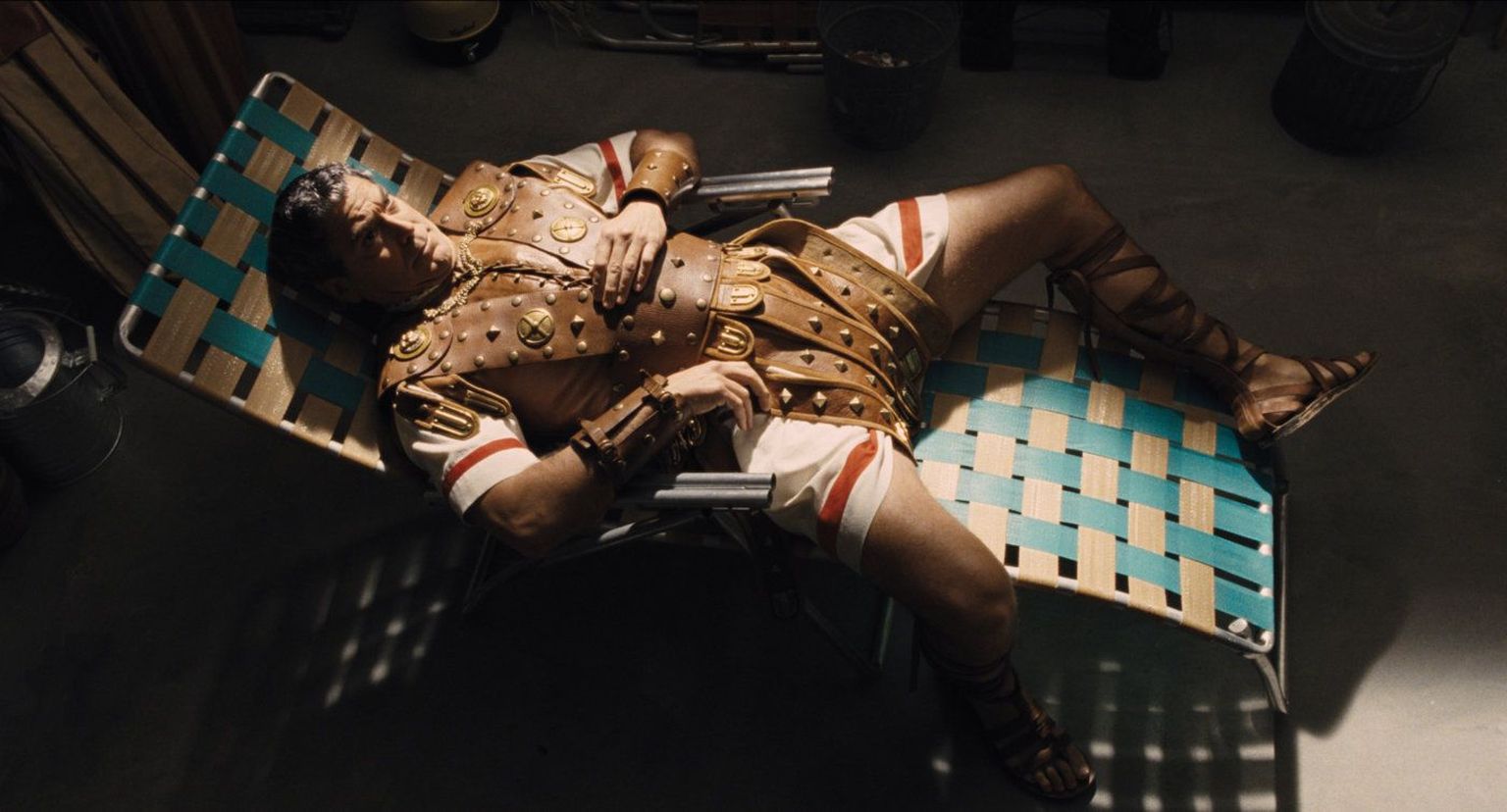 George Clooney kehastab vendade Coenite filmis «Ole tervitatud, Caesar!» Baird Whitlocki, kes kehastab Julius Caesarit.