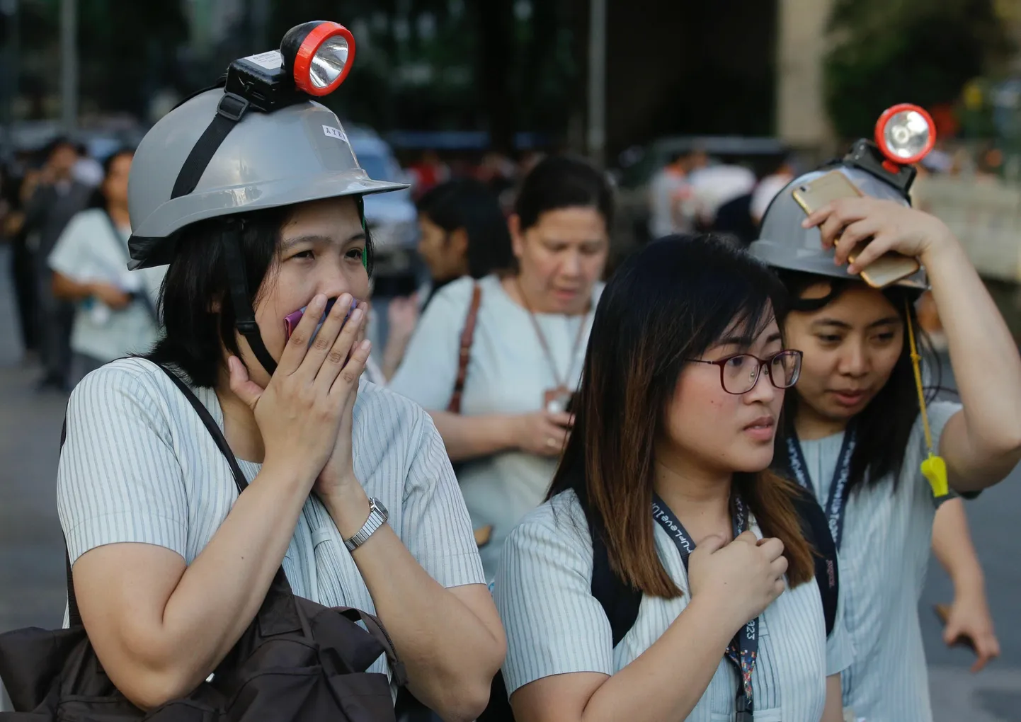 Kontorihoonest evakueeritud töötajad Manilas.