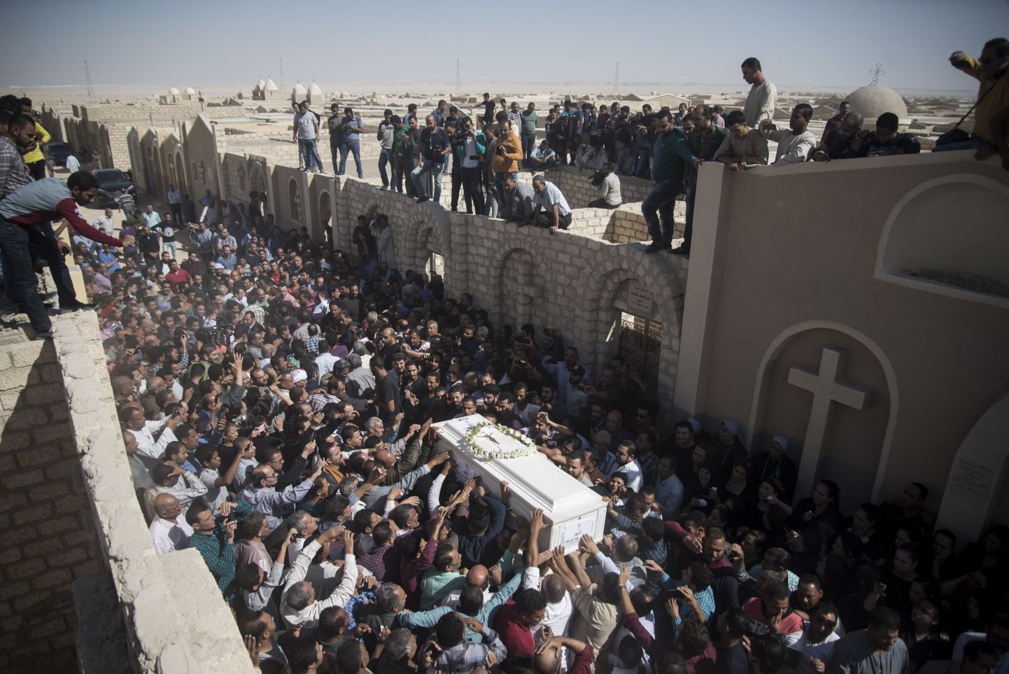 Reedeses bussirünnakus hukkunud koptikristlaste matused.