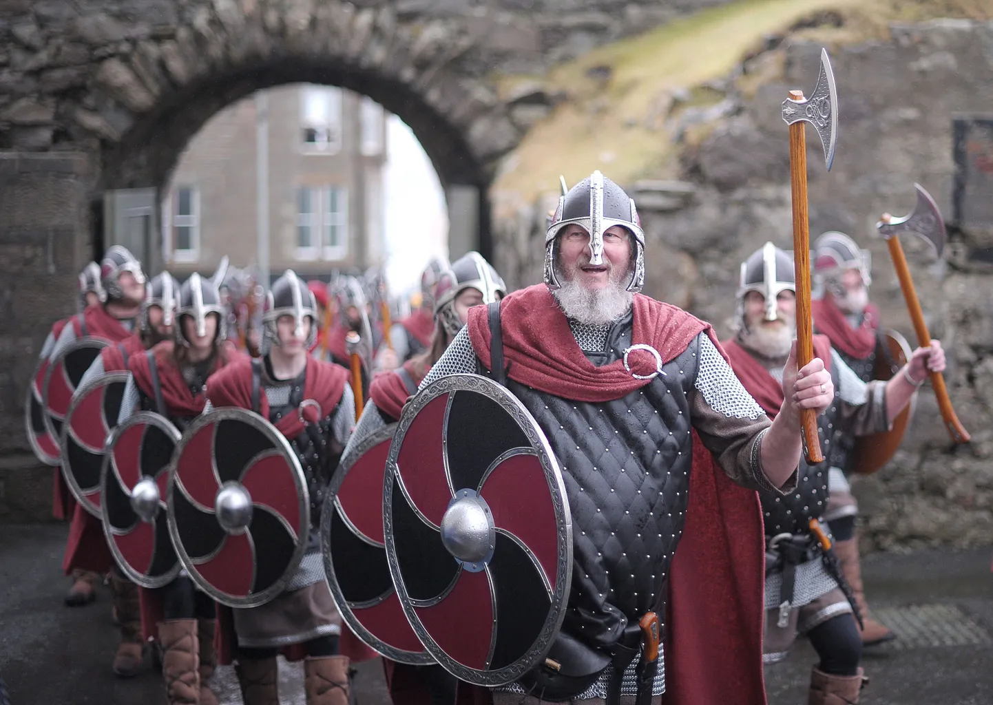 Shetlandi viikingifestivalil Up-Helly-Aa osalejad
