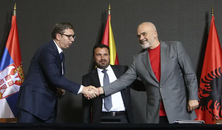 Juuli lõpus kirjutasid Serbia president Aleksandar Vučić (vasakult), Põhja-Makedoonia peaminister Zoran Zaev ja Albanian valitsusjuht Edi Rama Skopjes ala Avatud Balkani kolmepoolse majandusleppe, mis peaks looma piirkonda ühisturu ning võimaldama riikide elanikel piirikontrollita reisida.