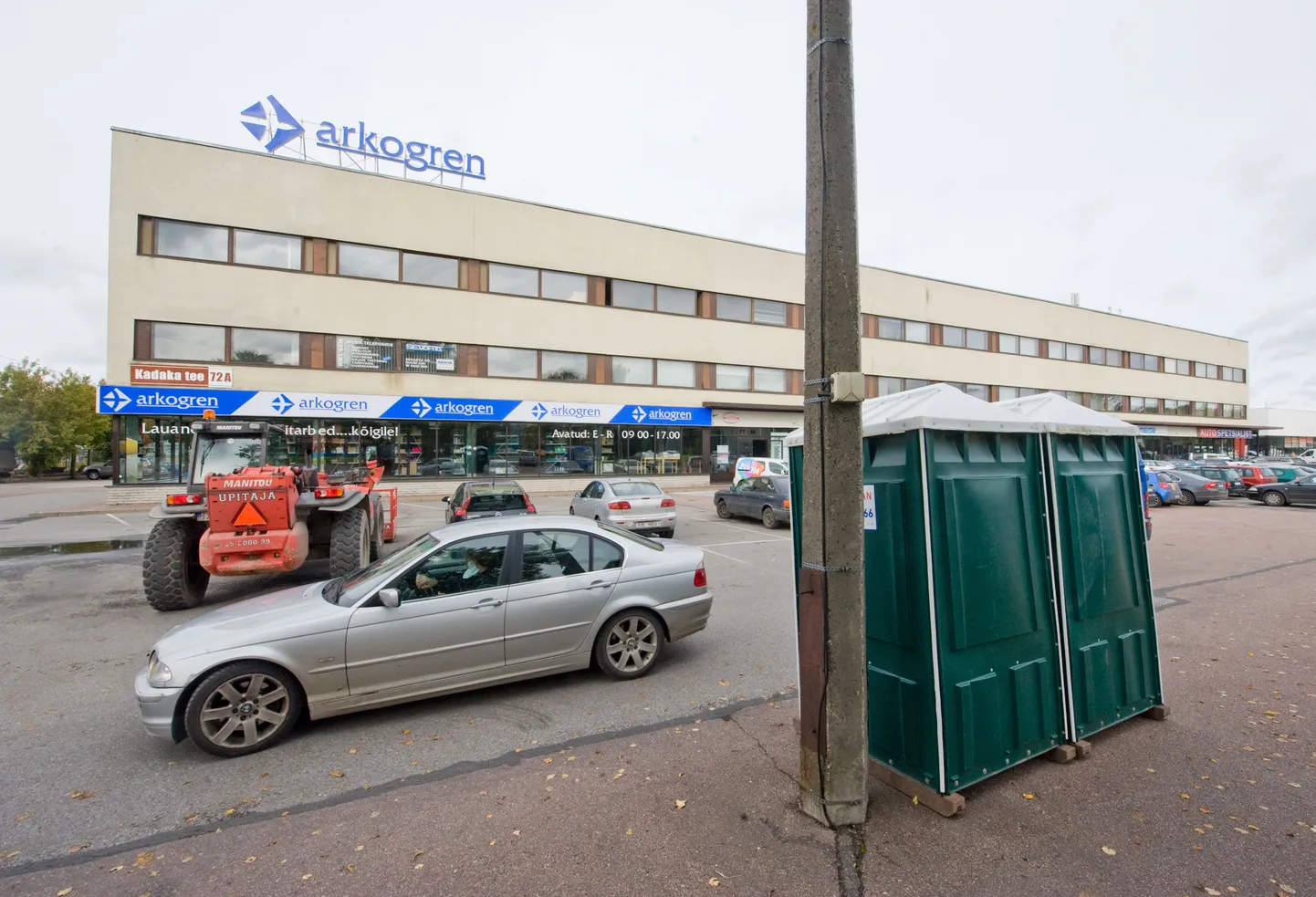 TLMPM03: BREM :TALLINN, EESTI, 23SEP10.
Välikäimlad veeta jäänud BREMi hallatava maja parklas Kadaka teel.
mm/Foto MIHKEL MARIPUU/POSTIMEES