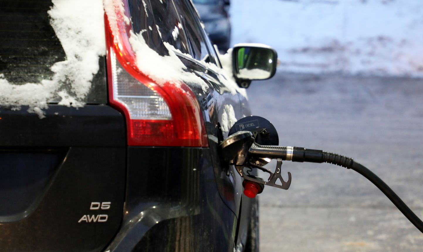 Automašīnas degvielas uzpildes stacijā "Neste", kur no plkst. 13 līdz 17 degvielai samazināta cena par 0,15 eiro litrā.