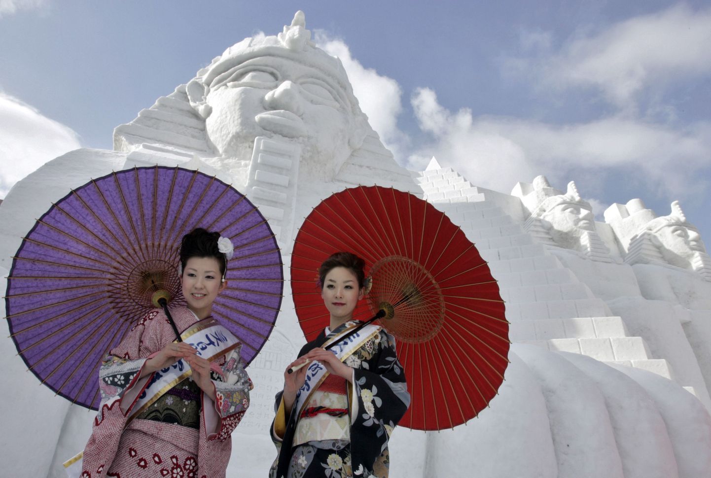 Kimonodes modellid Sapporo jää- ja lumefestivali avamisel