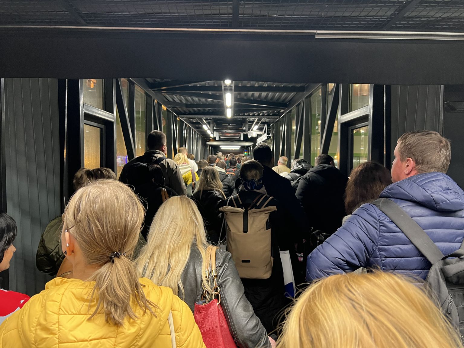 СНОВА КИПИТ ЖИЗНЬ Смотри, что творилось на подходе к парому Хельсинки ...