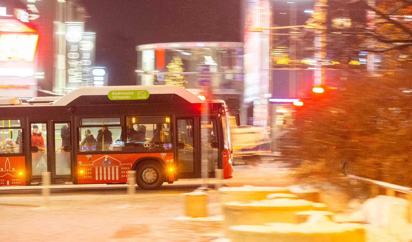 Ööbuss sõidab Tartu vahel iga reede ja laupäeva öösel. Ja sõidab ka uusaastaööl.