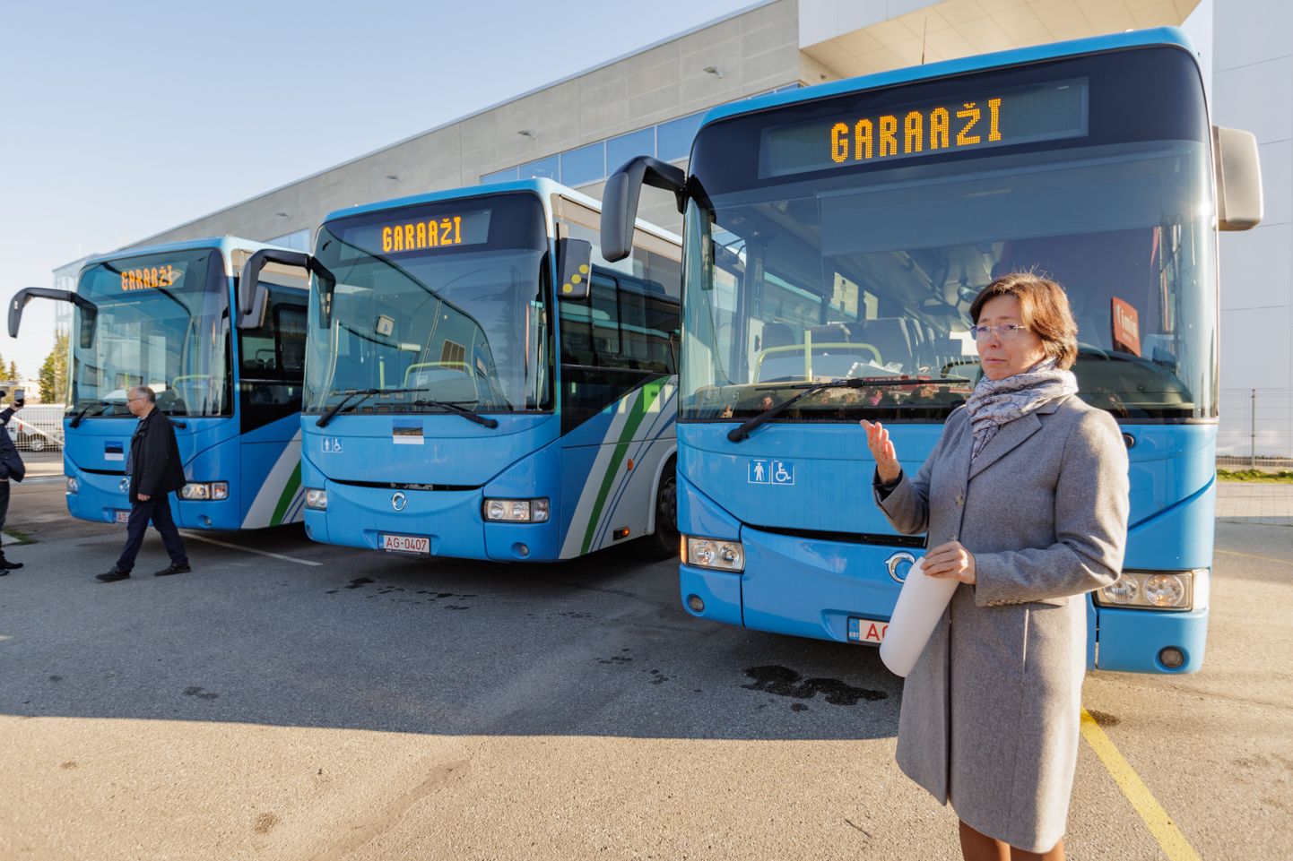 Välisministeeriumi asekantsler Mariin Ratnik, majandus- ja taristuminister Riina Sikkut ja Ukraina suursaadik Mariana Betsa saatsid teele Ukrainasse Žõtomõri oblastisse annetatud bussid.