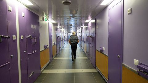 KURIOOSUM ⟩ Vabadusse pääsenud mees üritas lahkudes varastada vangla tahvelarvutit