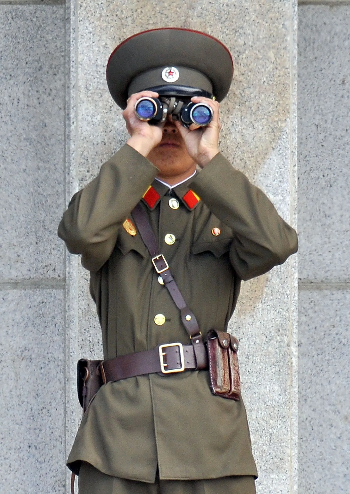 Põhja-Korea sõdur vaatab binoklitega Lõuna-Korea poole.
