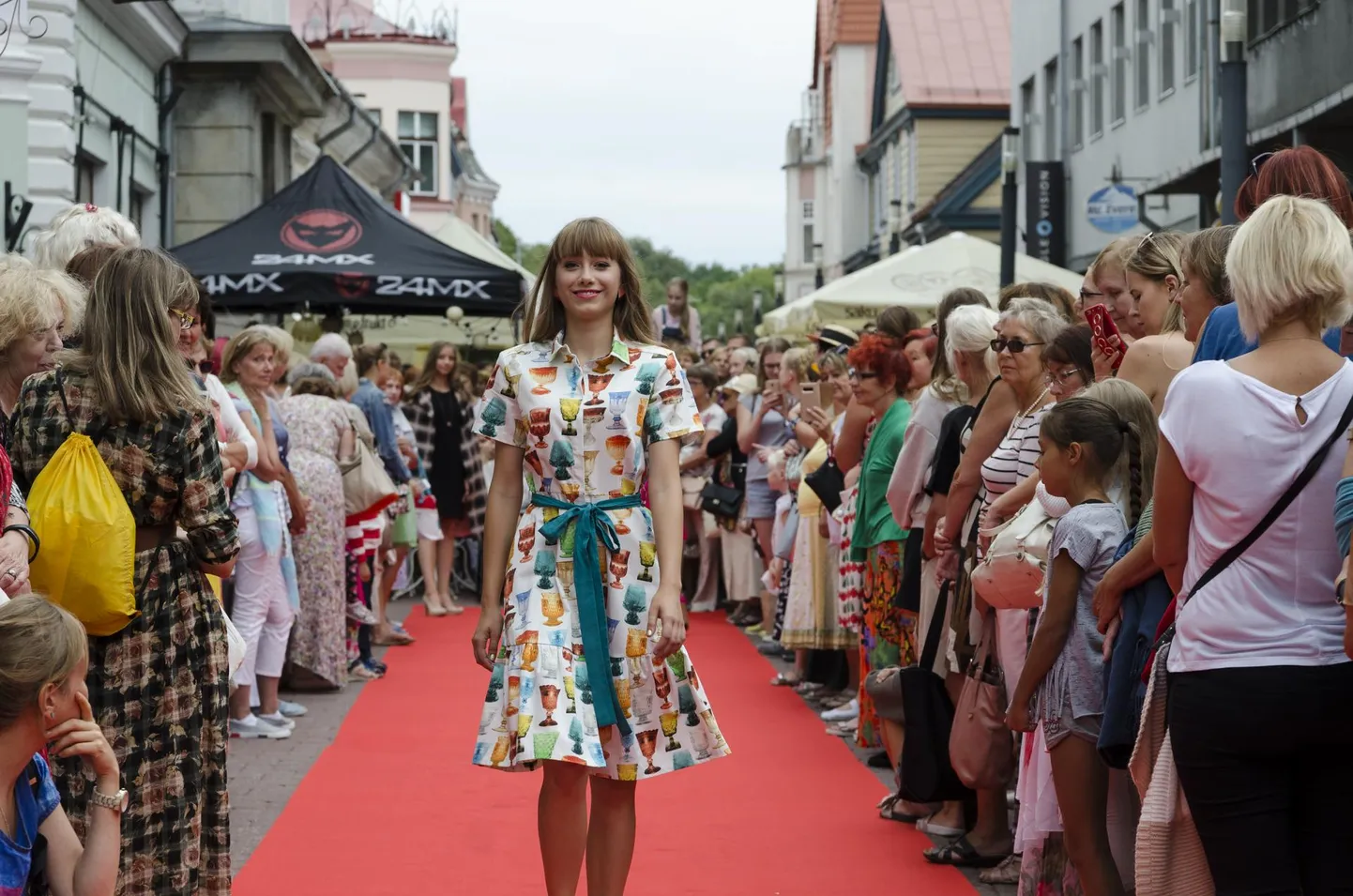 Klaasid kokku Eesti eest – aga seda saab ka vaid kleidiriidel teha. Piret Kuresaare kleiti kannab Annabel Raudsepp.