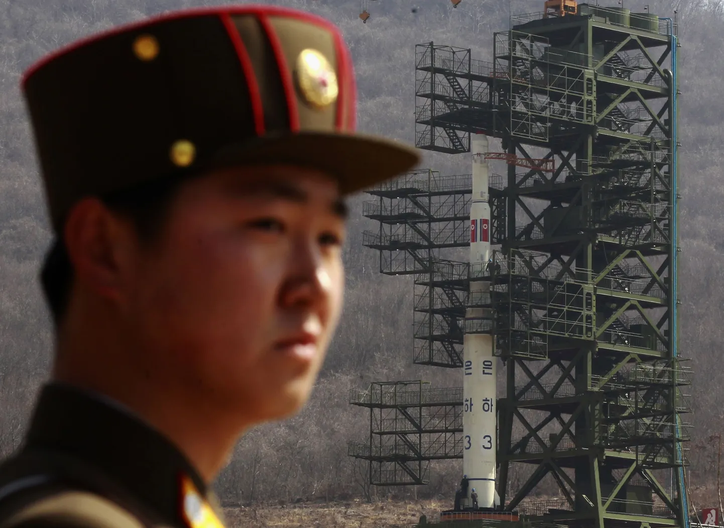 Korea RDV sõdur aprillis stardiplatvormi juures, millel seisvat Unha-3 raketti peavad lääneriikide eksperdid raketi Taepodong-2 ICBM edasiarenduseks. Sama raketti, mida Pyongyang on juba aastaid välja töötanud, kuid mitte kunagi edukalt katsetanud, soovib Põhja-Korea ka sel korral välja tulistada.
