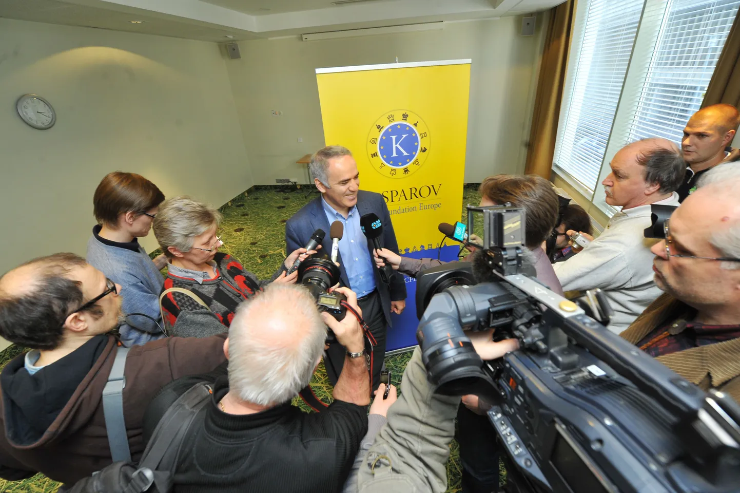 Vene malelegend Garri Kasparov malesimultaanil Nordic Hotel Forumis.