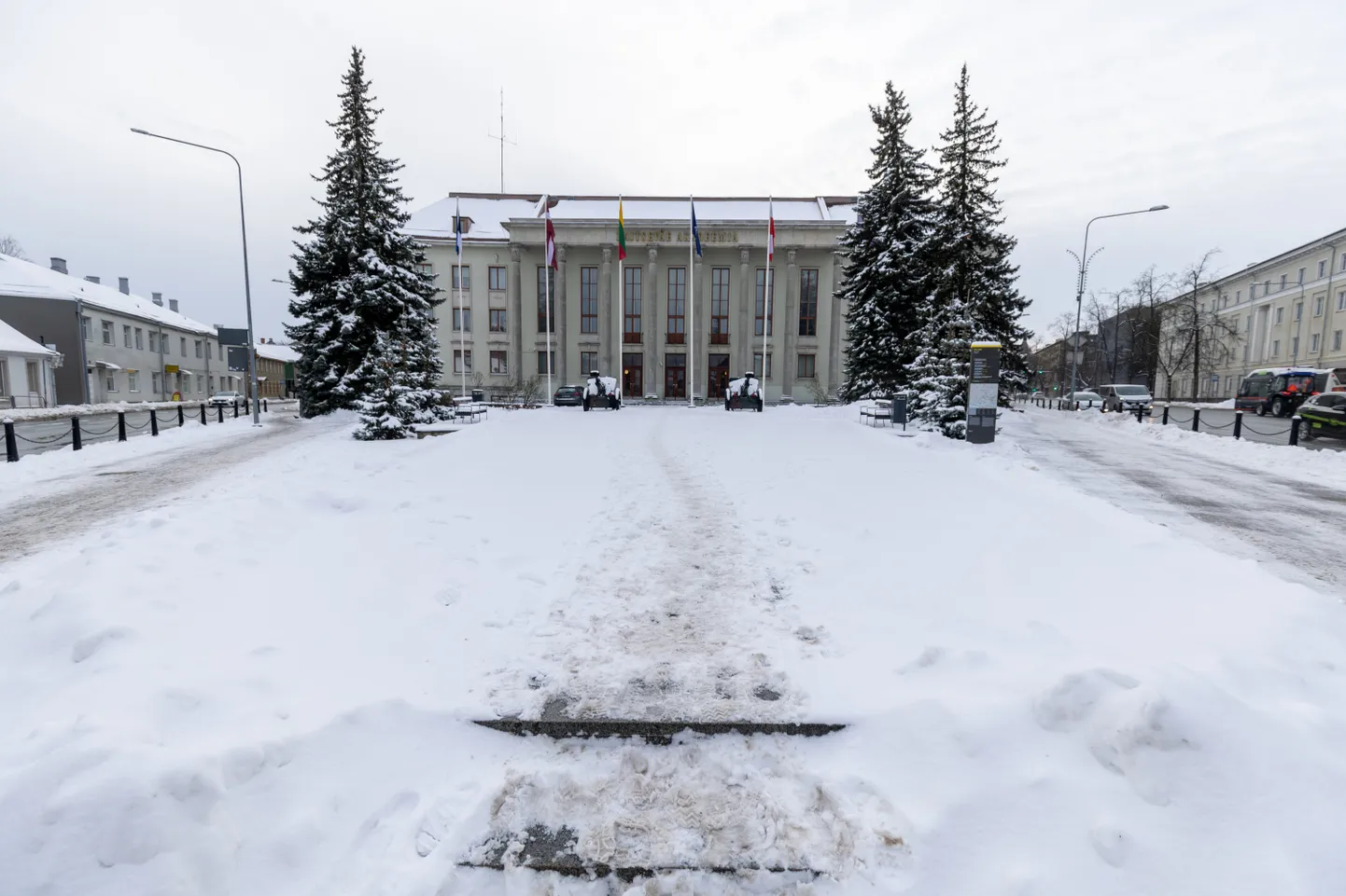 Kaitseväe akadeemia esist ala on sageli asukoha järgi Riia mäe platsiks kutsutud, ent nüüdsest kannab see nime Kindral Põdra plats.