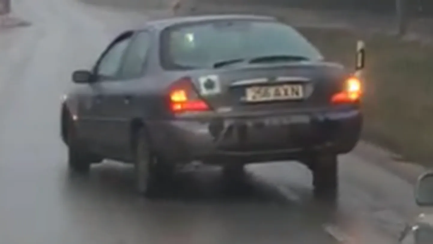 Avariiline auto maanteel.