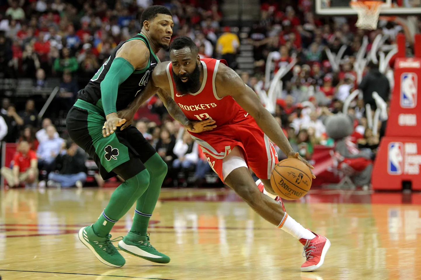James Harden (palliga) möödub Marcus Smartist.