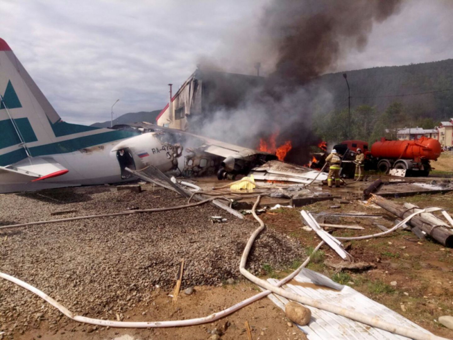 В аэропорту Нижнеангарска в Бурятии совершил аварийную посадку пассажирский самолет Ан-24.