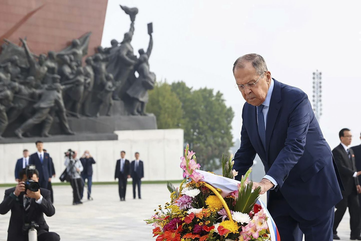 Venemaa välisminister Sergei Lavrov asetas Pyongyangis Mansu künka suurmonumendil lilled Põhja-Korea varasemate diktaatorite Kim Il-sungi ja Kim Jong-ili mälestuseks.