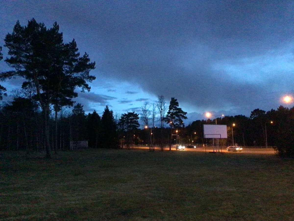 Siia krundile soovib Maxima kaubanduskeskust rajada. Kohalikud on vastu, kuna nende hinnangul rikuks see keskkonnamiljööd ning sooviksid näha selle asemel näiteks mõnda hotelli. Üle tee paistab seisev Merivälja tee 33 ehitusplats.
