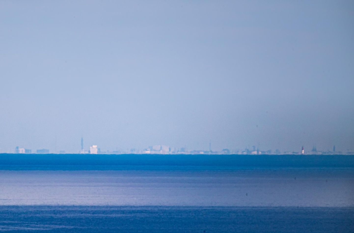 Teletorni vaateplatvormilt paistab üle Soome lahe Helsingi siluett.