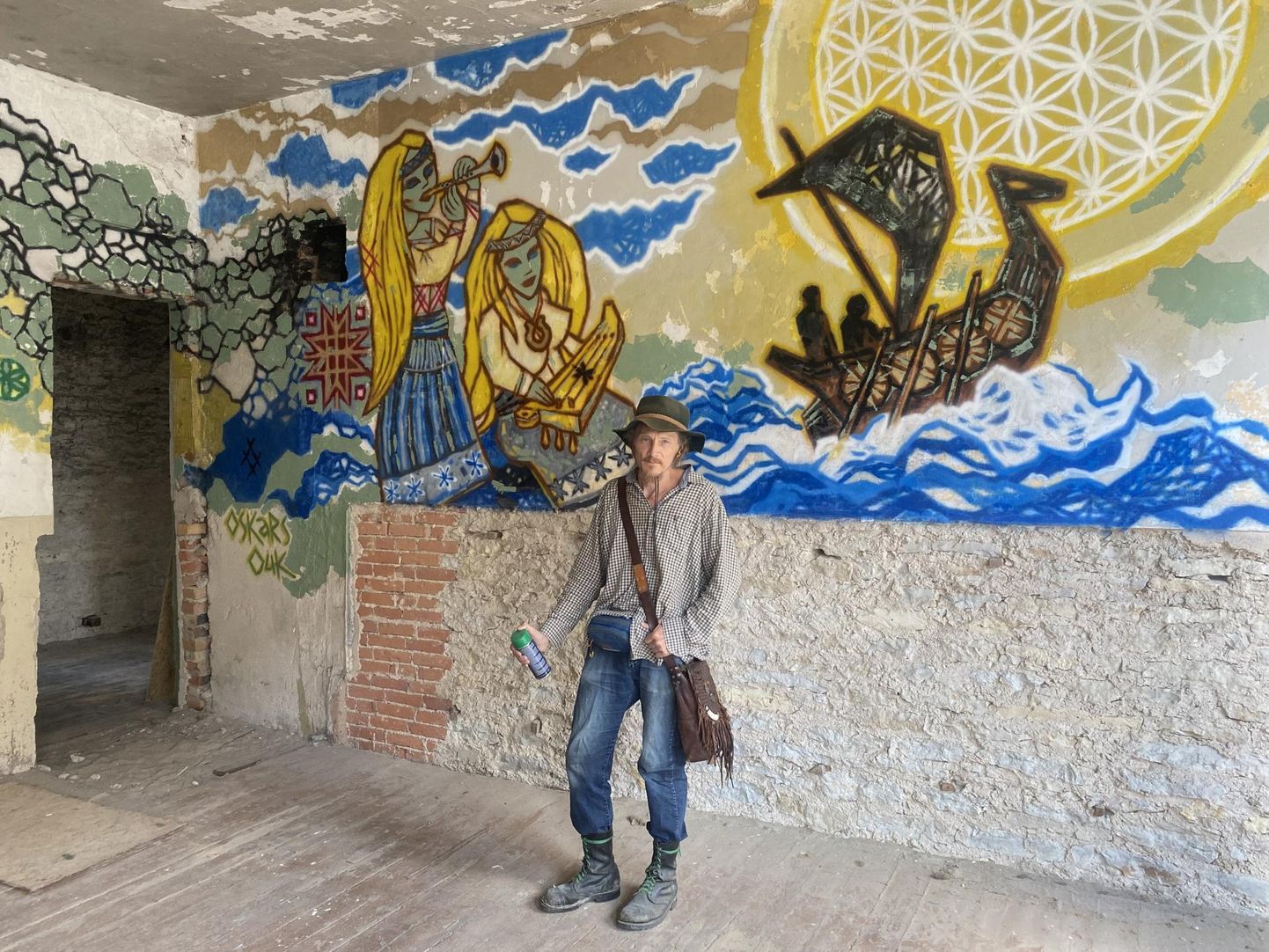 Maailmarändur Oskars Ouk, kelle selja taga on äsja valminud seinamaal eesti mütoloogia ainetel.