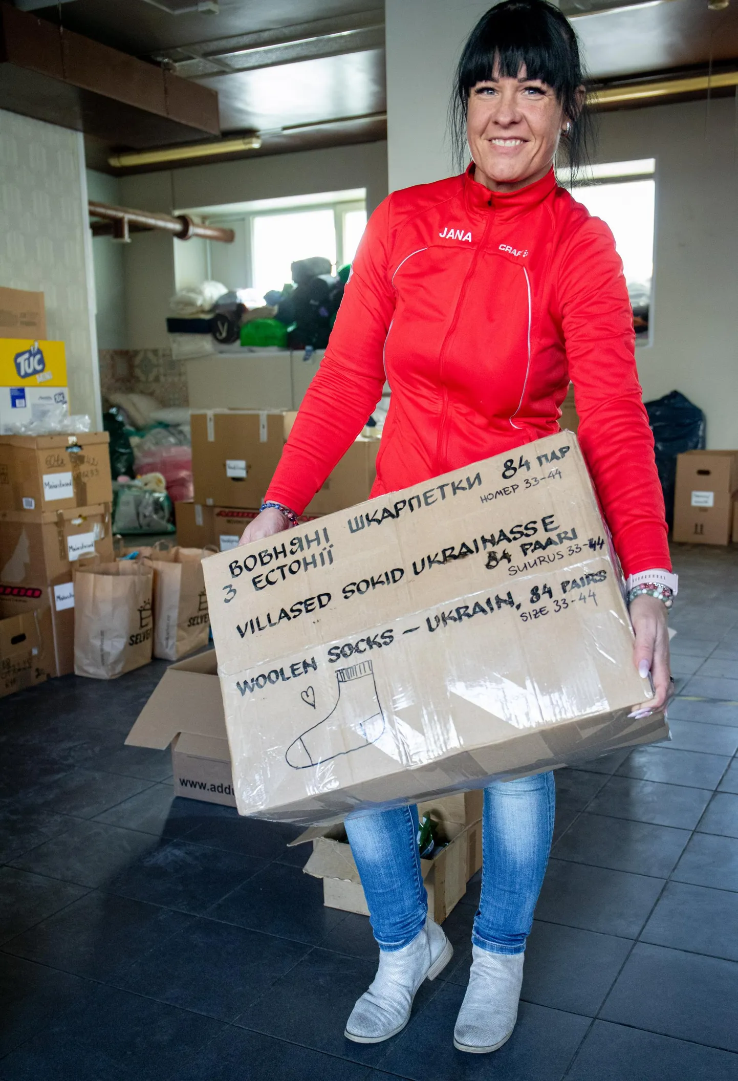 Jana Ristimets võtab annetusi vastu Lai 14 majas.