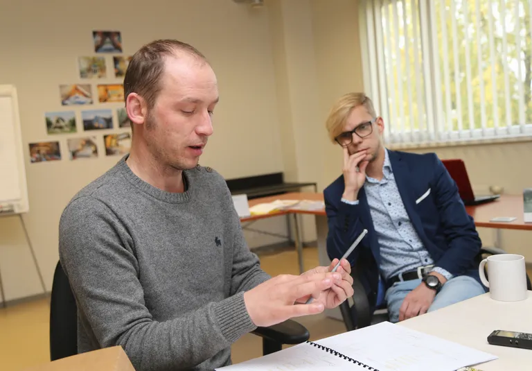 Avrame tegevjuht Indrek Kuldkepp (vasakul) ja müügijuht Priit Kallejärv on veendunud, et tulevik kuulub majadele, mis on taskukohased ega tekita igakuiseid kulusid.