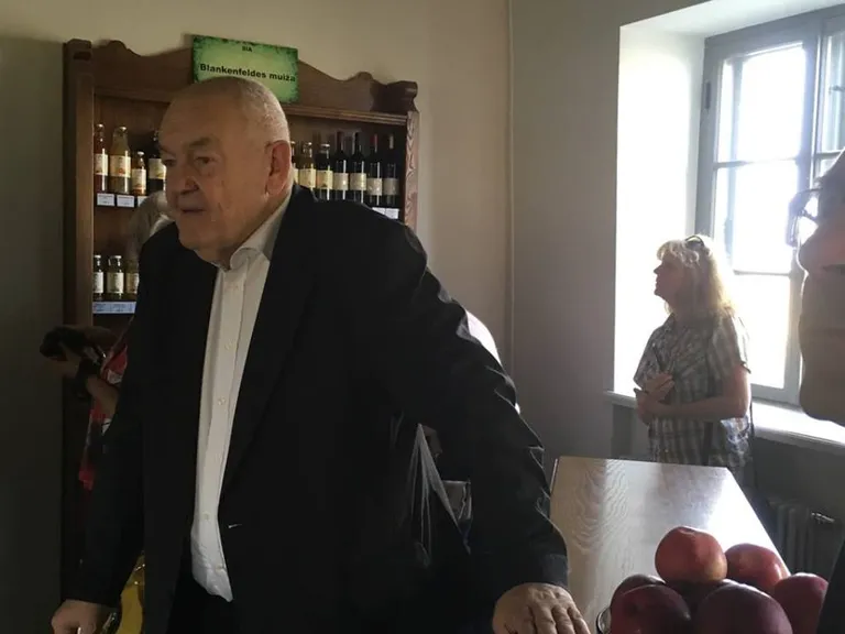 Владелец усадьбы Валдис Якобсонс